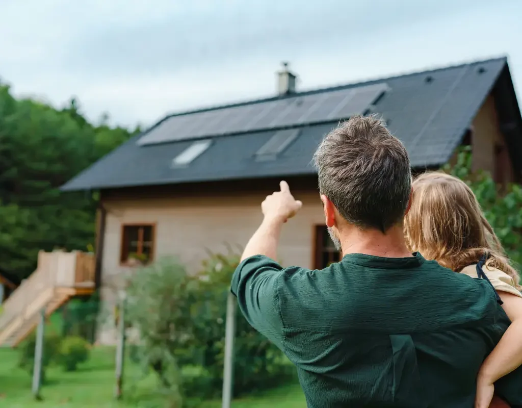 couple regardant un bien immobilier