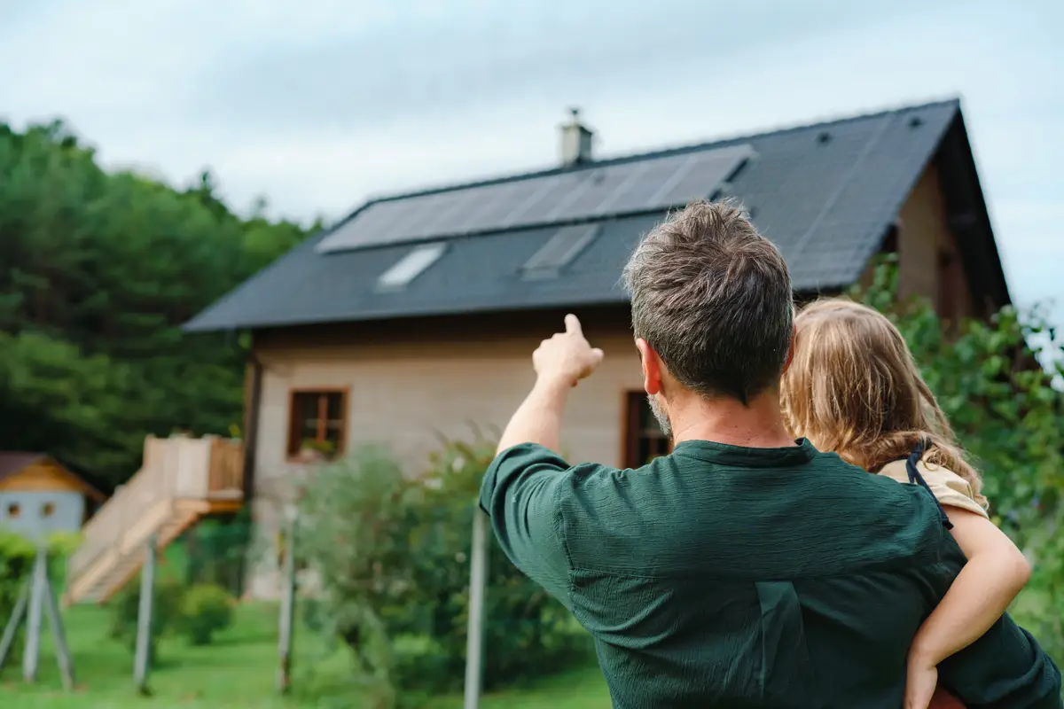 couple regardant un bien immobilier